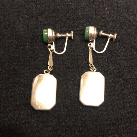 Art Deco Green glass and silver colored dangle screw back earring . Weight 6g - Picture 4 of 4